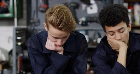 4K Mechanic explaining engine parts to bored &amp; demotivated students or trainees Stock Footage 111677191