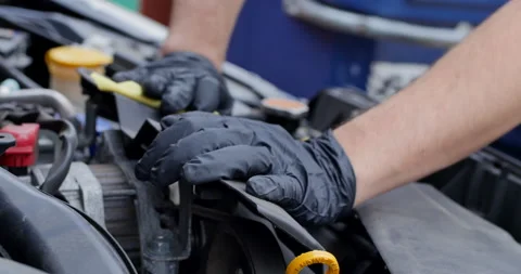 4K Mechanic Hands Working on Car Engine Close Up 스톡 동영상 131688233
