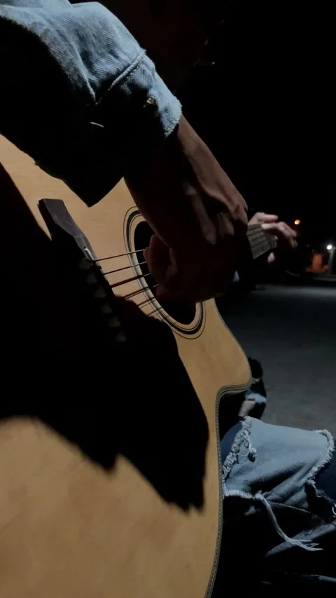 4K Medium Close Up Of Right Man's Hand  Playing Guitar-1 Stockbeeldmateriaal 337225004