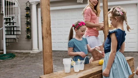 4k medium steadicam shot of children in line and getting served cold lemonade at Vídeo Stock 201094971