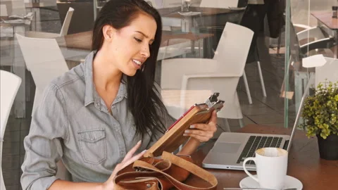 4k medium video of casual Latin Hispanic woman, calling for waiter and paying fo Vídeos de archivo 201096773