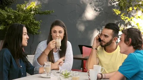 4k medium video multicultural group of young friends chatting and laughing toget Vídeo Stock 201093878