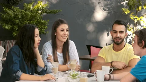 4k medium video multicultural group of young friends chatting and laughing toget Vídeo Stock 201095852