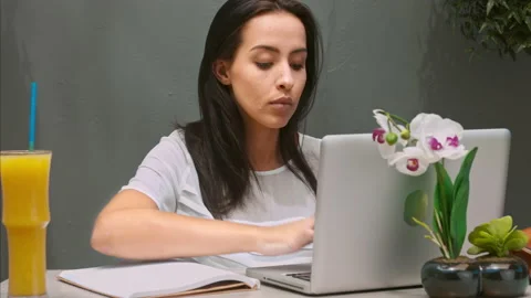 4k medium video of young Latin Hispanic woman working on modern laptop in garden Vídeos de archivo 201093867