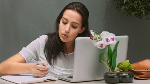 4k medium video of young Latin Hispanic woman working on modern laptop in garden Vídeos de archivo 201093977