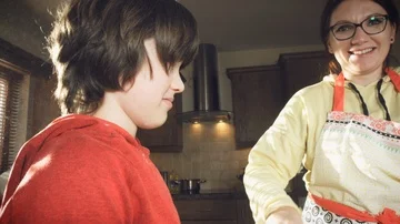 4k Mom and Son Baking Cake and Having Fun 스톡 동영상 86091351