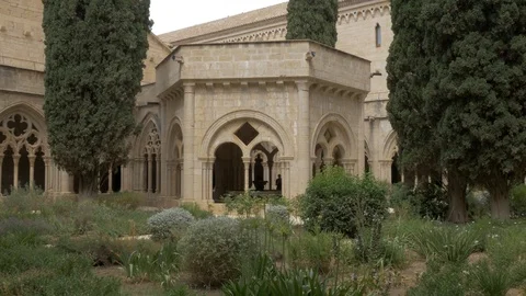 4K Monasterio Poblet courtyard garden fountain patio Stock Footage 116544608