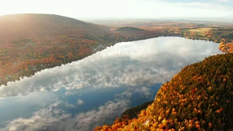 4K Mont Pinacle Aerial Mirror Sunset Fall Drone Miroir coucher du soleil automne Stock Footage