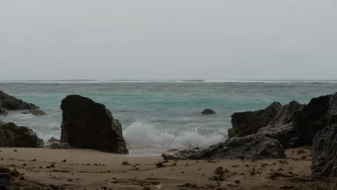 4K moody slow motion of ocean waves crashing between coastal rocks 스톡 동영상 337086392