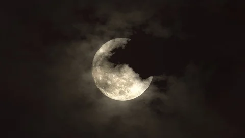 4k Moon on a cloudy night close up Stock-Footage 96145240