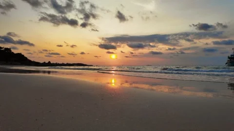 4K Morning Scape At  Seashore With Cloudy Sky. Stockbeeldmateriaal 273696240