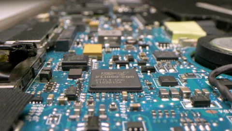 4k motorized moving shot of electronic components inside a laptop computer Vidéo 133227286