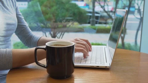 4k motorized parallax shot of using computer in a cafe Stock-Footage 120029085