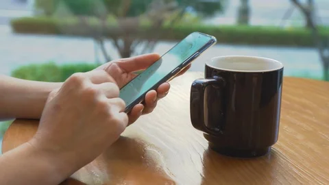 4k motorized parallax shot of using smartphone in a cafe Stock-Footage 120477291
