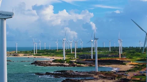 4K Mountainous Wind Farm Rotating Blades Landscap Vidéo 336552569