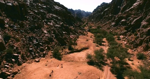 4k mountains valley in desert drone shot Vídeo Stock 110891302