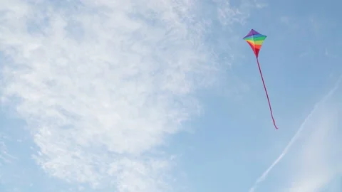 4K multicoloured kite flying in blue sky under gusts of wind Stock-Footage 160336371