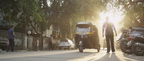 4k Mumbai sunset, rickshaws passing Video stock 98565628
