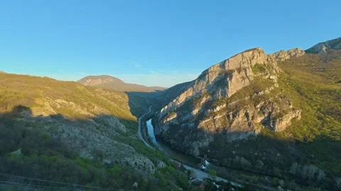4K Nature Timelapse - Shadows Moving Across Canyon Gorge Under Clear Blue Sky Vidéo 332614216