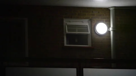 4K Night exterior view, windows of a London block of flats with security light Vídeos de archivo 54773880
