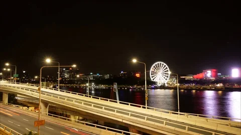 4K Night time lapse of the Brisbane riverbank with the wheel in the background Stock Footage 106929584