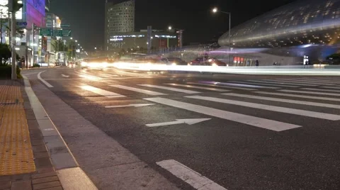 4K night traffic timelapse of Design Plaza area at Dongdaemun district in Seoul Stockbeeldmateriaal 64726308