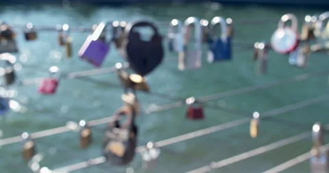 4K - NYC Love Locks (rack focus) on boardwalk wires by the Brooklyn Bridge Vidéo 55096863