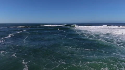 4K Ocean Waves Breaking Across Open Water 库存影片 333704216