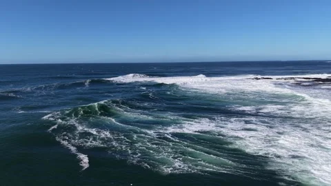 4K Ocean Waves Breaking with White Sea Foam Vídeo Stock 333704147