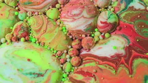 4K Oil Surface Colorful Bubbles Dissolving In Water Splashing Universe Of Color Vidéo 71937141