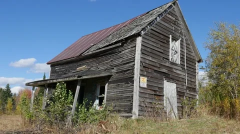 4K - Old house in middle of nowhere Video stock 42356174