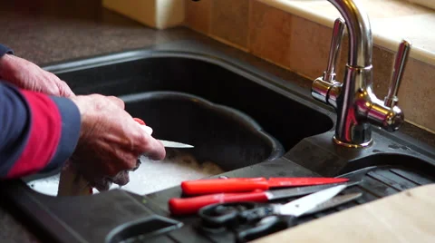 4K old man's hands washing up in very clean kitchen Stock Footage 59728897