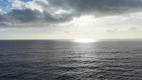 4K Open Sea with Sun Reflection and Cloudy Sky Stockbeeldmateriaal 333707834