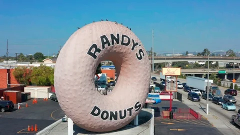 4K orbiting 180 degrees drone shot of iconic Randy's Donuts sign in Los Angeles Видео 97561286