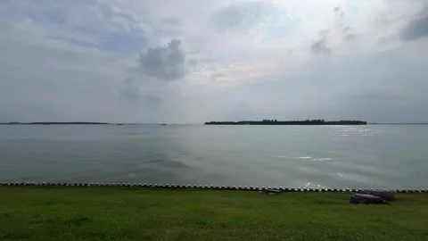 4K Overcast Bright Sky Lake Water Waves Shore 库存影片 345309971
