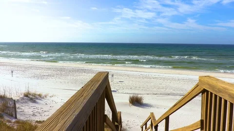 4K Pan of Beach from Stairs Vidéo 109229056