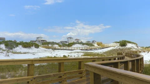 4K Pan on Long Boardwalk Surrounded by White Sandy Dunes Vidéo 109229262