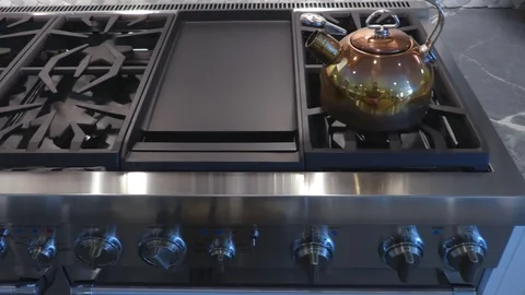 4K Pan Over Stove Top With Tea Kettle 库存影片 111276997