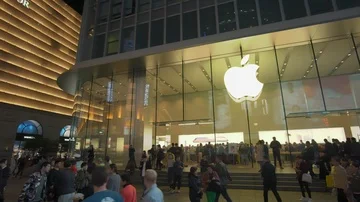 4k panning shot of Apple Store in Shanghai at night Stock Footage 86031789