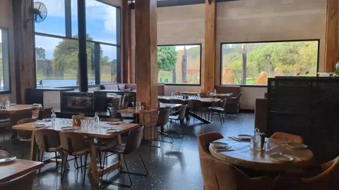 4k panoramic of an empty high end restaurant 库存影片 277605096