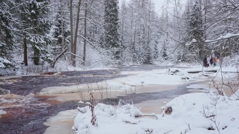 4k, A panoramic view of the brown Roshchinka River, partially covered with ice Video stock 326554252