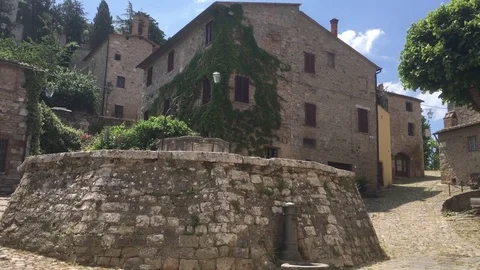 4K panoramic view of the Cisterna square in Rocca D'Orcia, Italy Stock-Footage 80148744