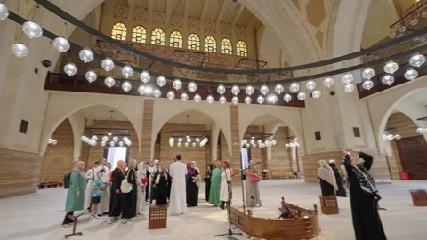 4k, Panoramic view of the interior, ceiling, dome of the Grand Mosque Al Fateh Vídeos de archivo 273635514