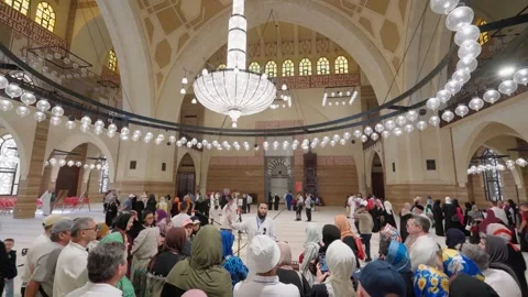 4k, Panoramic view of the interior, ceiling, dome of the Grand Mosque Al Fateh Vídeos de archivo 273744879