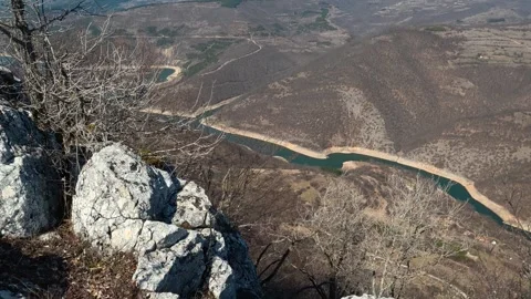 4K Panoramic View from Mountain Peak – Winding Lake Below Vídeos de archivo 331813580