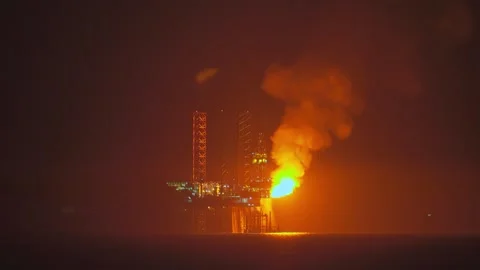 4k, Panoramic view of the oil rig, which burns excess natural gas, during oil Vidéo 270388671