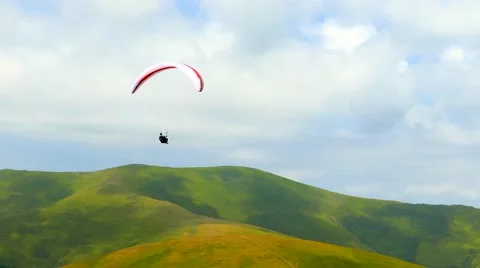 4k, Paraglider flying high in the mountains 库存影片 52607128