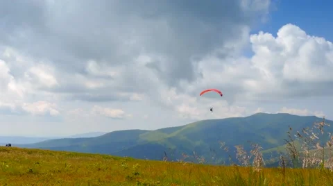 4k, Paraglider flying high in the mountains 库存影片 54634952