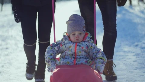 4K Parents are walking down with the sledge with a child inside Vidéo 102794126