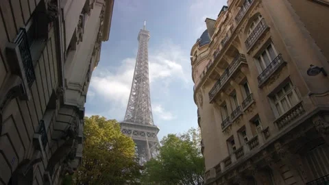 4K Parisian Street View Eiffel Tower Framing Haussmann Architecture Vídeos de archivo 334458069